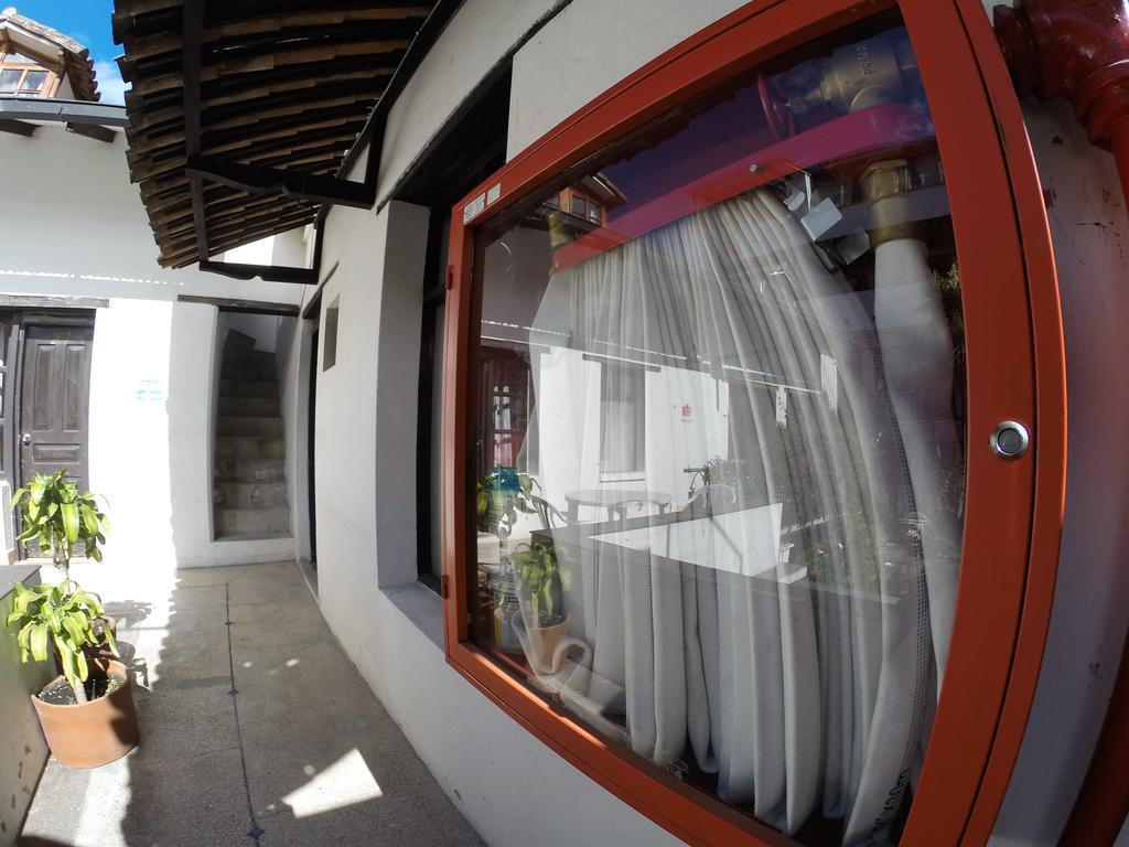 Hostal L'Auberge Inn Quito Exterior photo