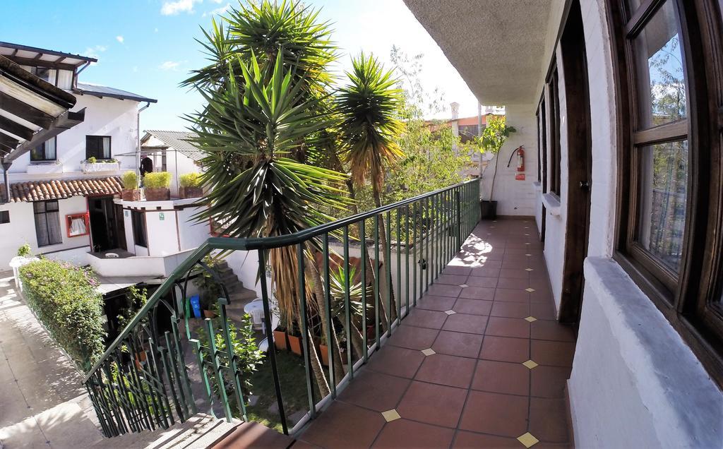 Hostal L'Auberge Inn Quito Exterior photo