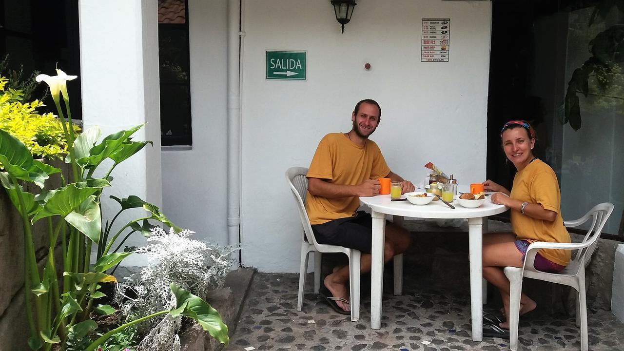 Hostal L'Auberge Inn Quito Exterior photo