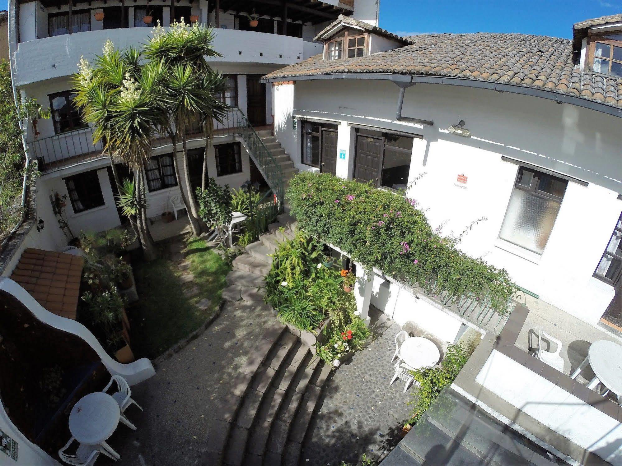 Hostal L'Auberge Inn Quito Exterior photo