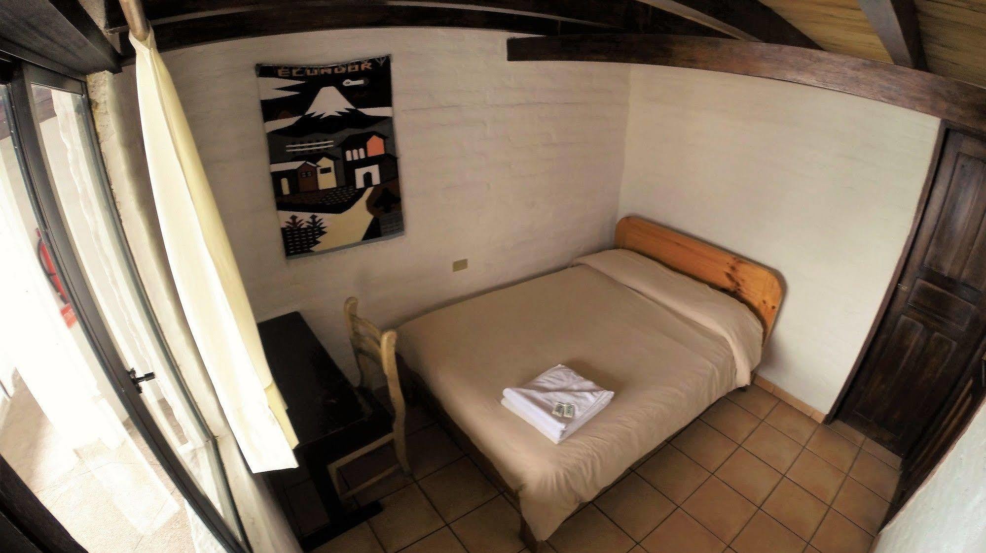 Hostal L'Auberge Inn Quito Exterior photo
